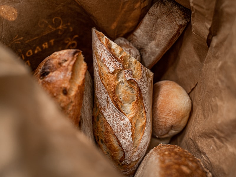 Baguettes de tradition et pains rustiques dans un sac kraft