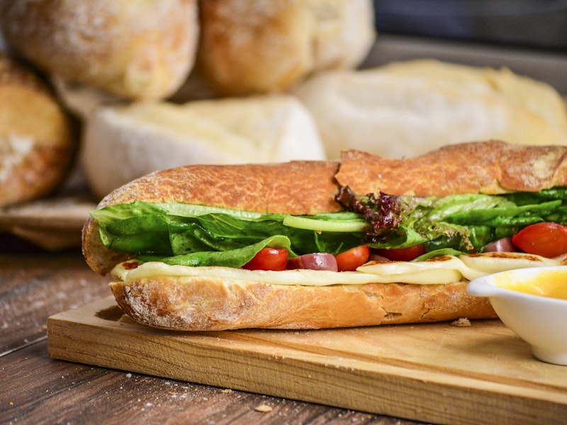 Sandwich baguette aux crudités sur planche en bois