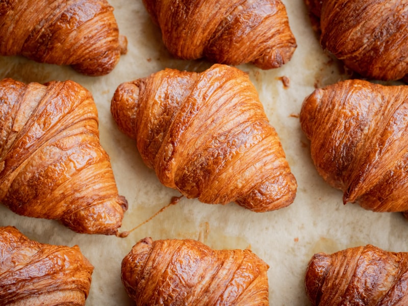 Croissants dorés sur papier de cuisson